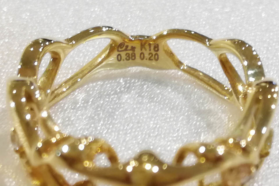 金の指輪やプラチナネックレスに記された刻印の種類と意味