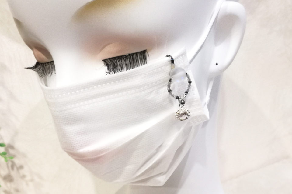 水晶・ラブラドライト・ヘマタイトマスクチャーム(MC015)着用イメージ